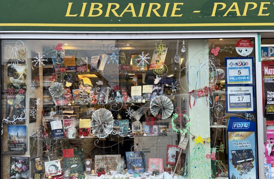 Une vitrine de Noël réalisée par les élèves de l’option Culture et Commerce